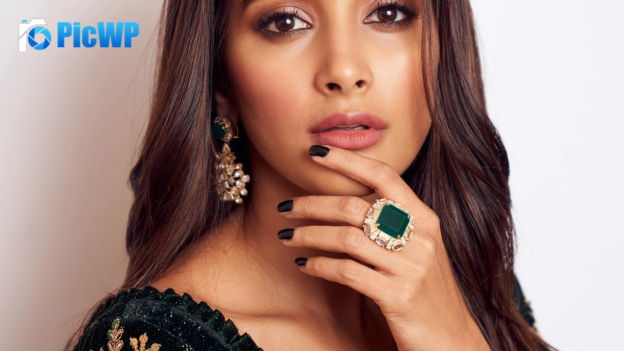 Actress Pooja Hegde iPhone 4K PC Wallpaper