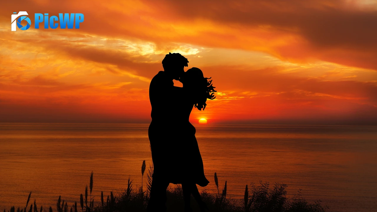 Couple Romantic kiss 4K PC Wallpaper