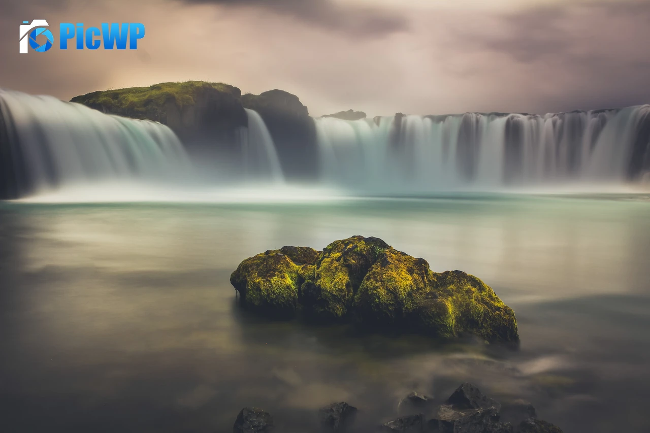 Goðafoss Waterfall 3K PC Wallpaper