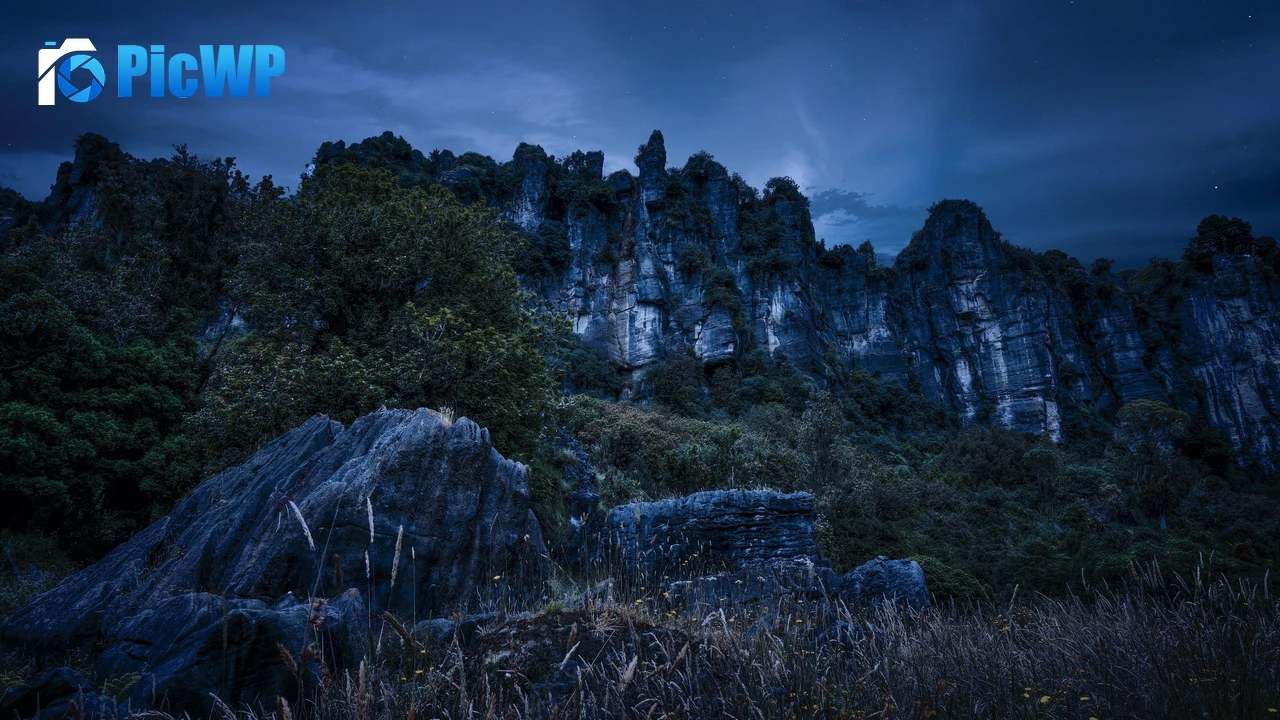 Cliff Night 4K PC Wallpaper
