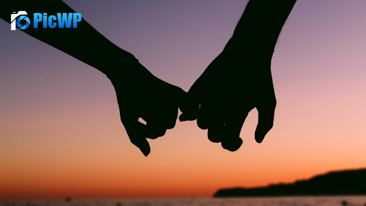 Hands together Couple 4K PC Wallpaper
