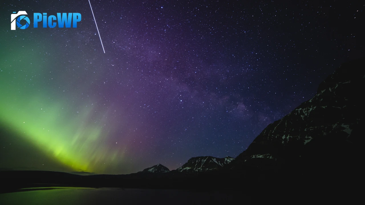 Aurora Borealis Milky Way 4K PC Wallpaper