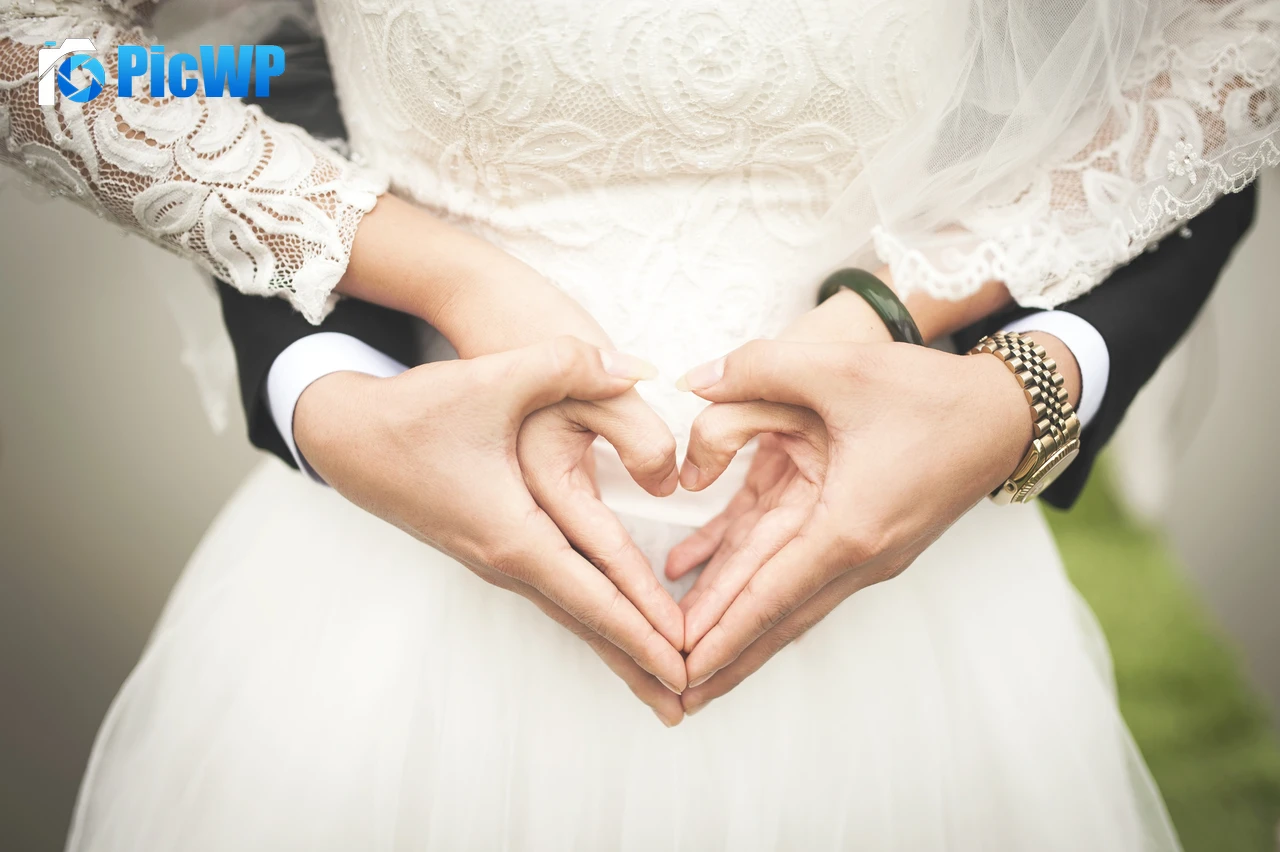 Hands together Love heart 4K PC Wallpaper