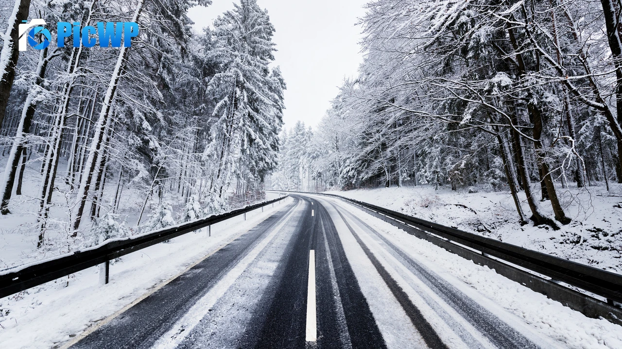 Winter Road 4K PC Wallpaper