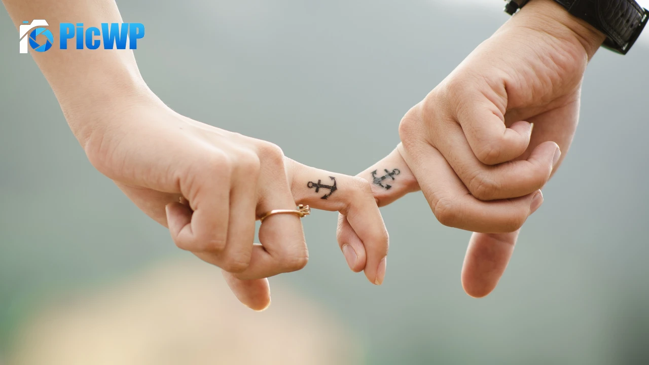 Couple Hands together 4K PC Wallpaper