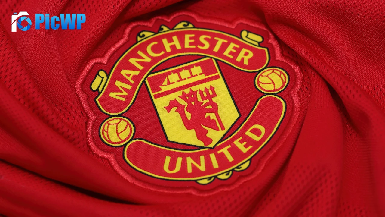 Manchester United Badge 4K PC Wallpaper