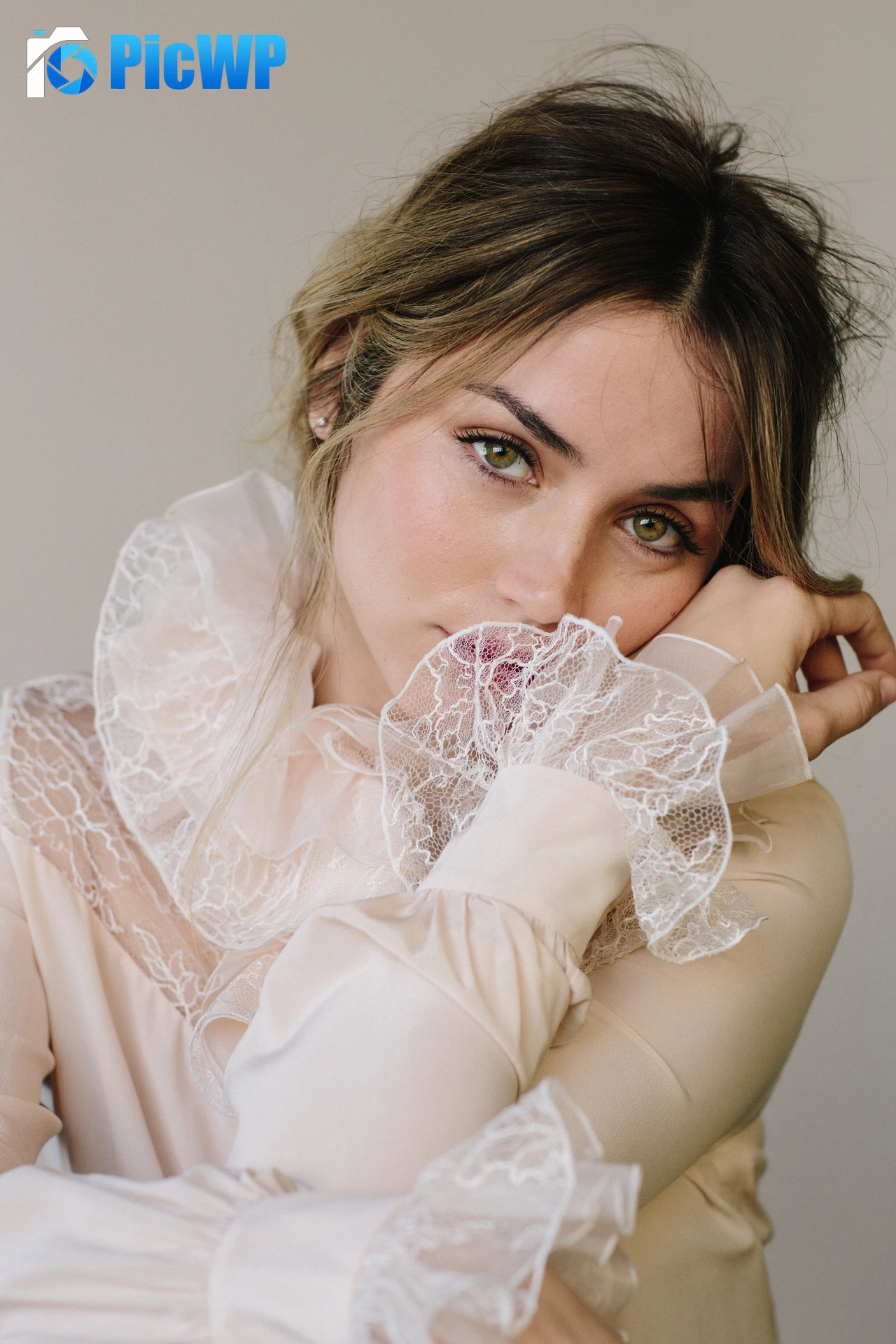 Ana de Armas Beautiful actress 6K Mobile Wallpaper
