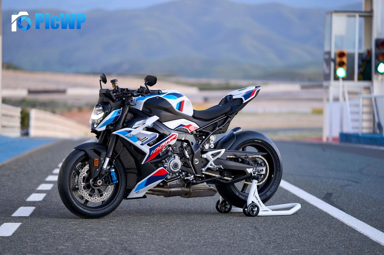 BMW M 1000 R Hyper roadster 4K PC Wallpaper