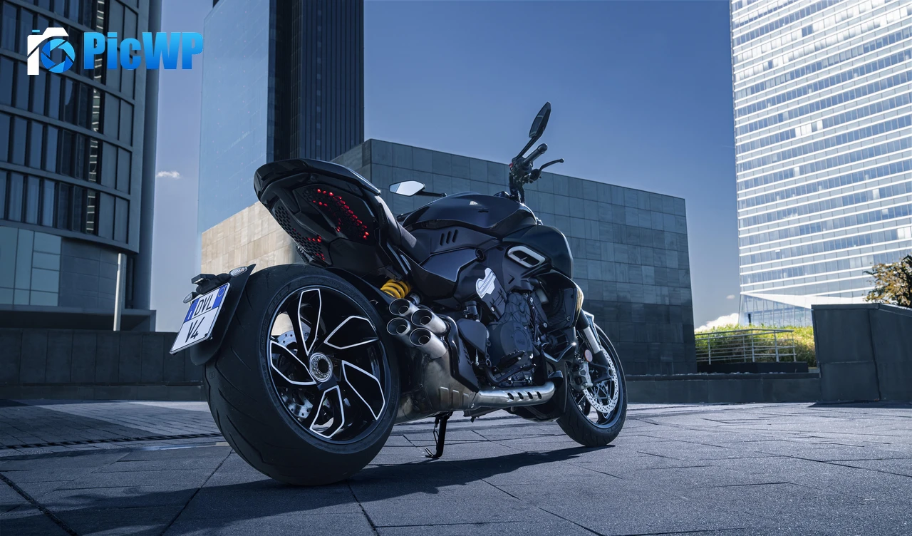 Ducati Diavel V4 Motorcycle 9K PC Wallpaper