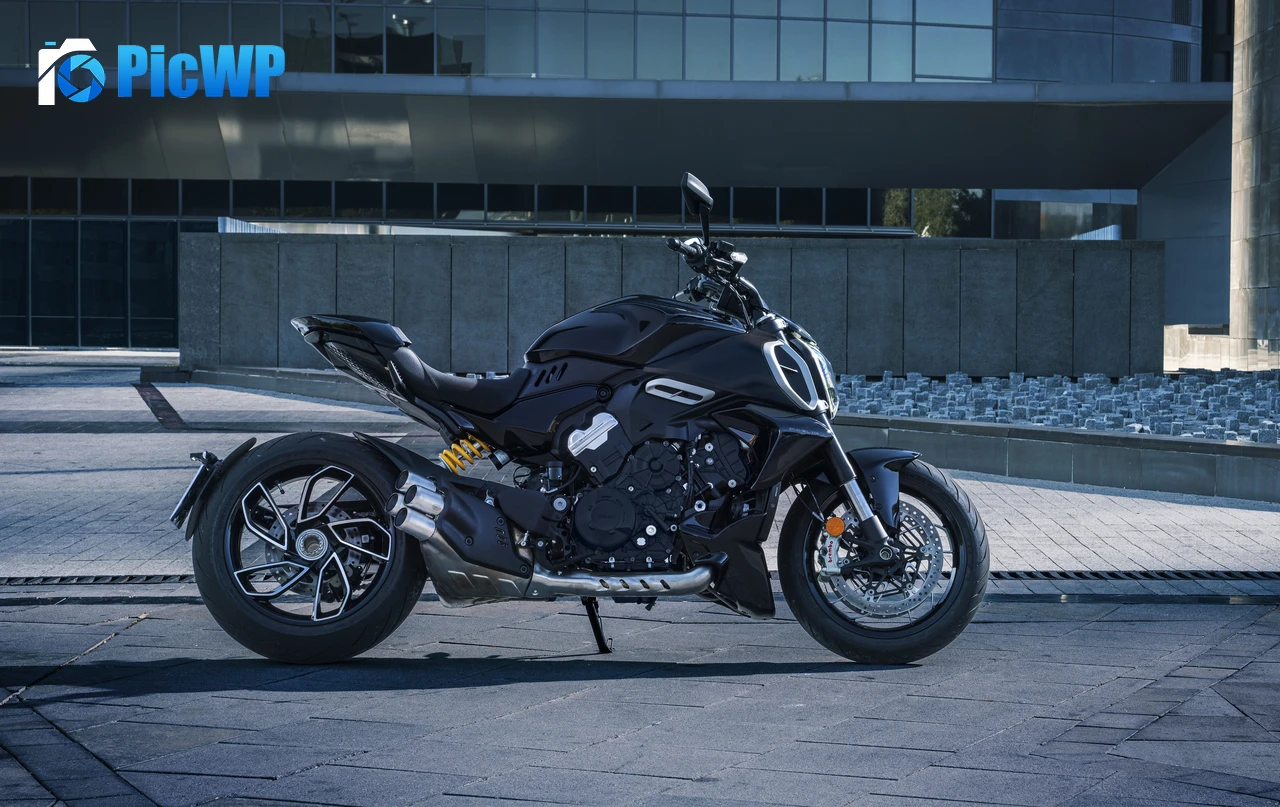 Ducati Diavel V4 Muscle cruiser 8K PC Wallpaper