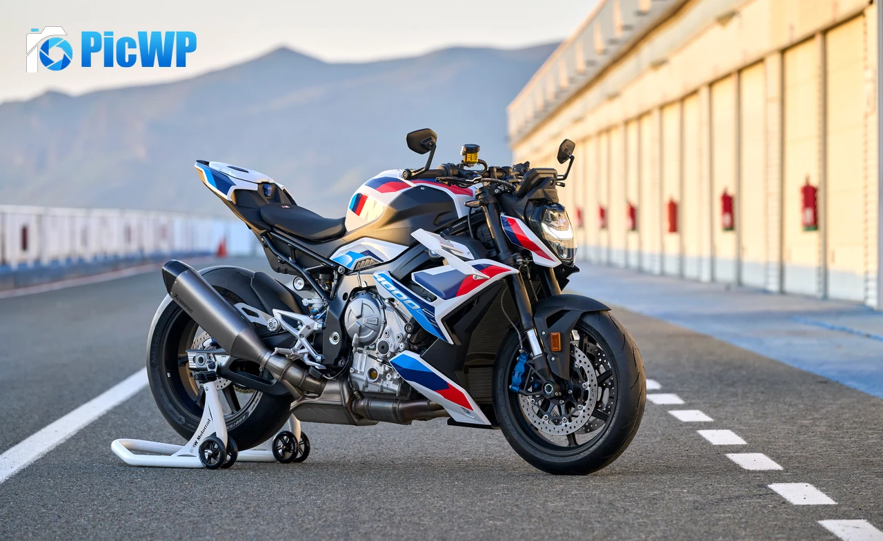 BMW M 1000 R 2023 8K PC Wallpaper