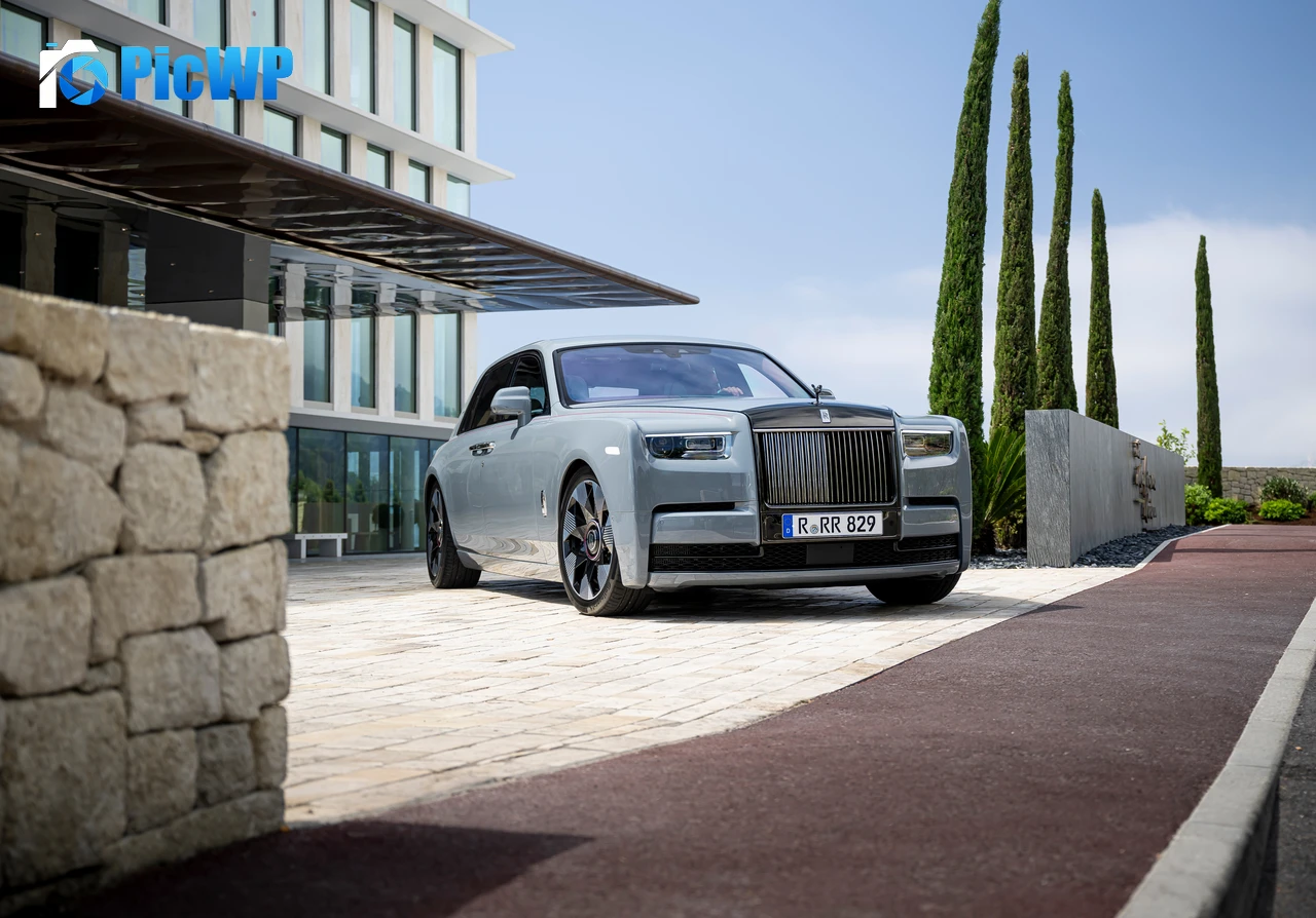 Rolls-Royce Phantom 8K PC Wallpaper