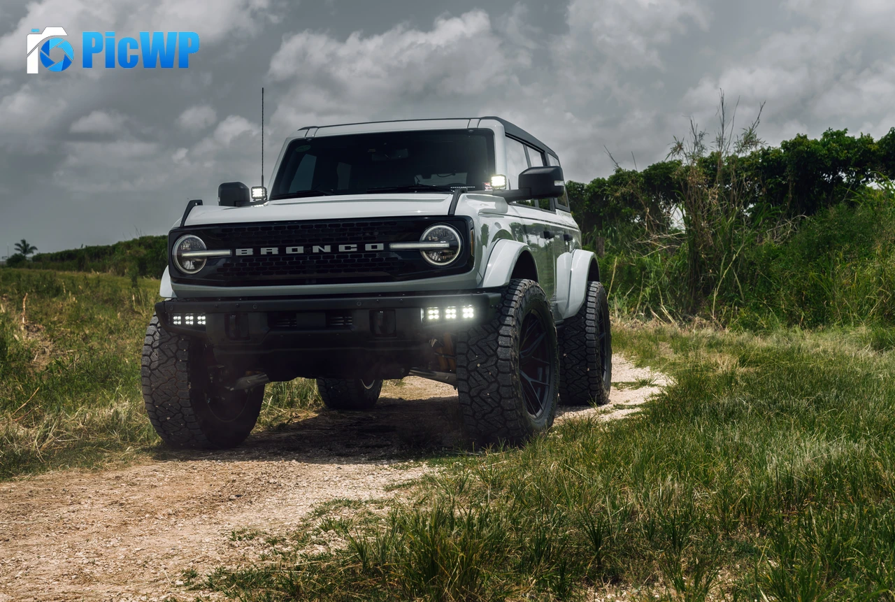 Ford Bronco Wildtrak Off-Road SUV 8K PC Wallpaper