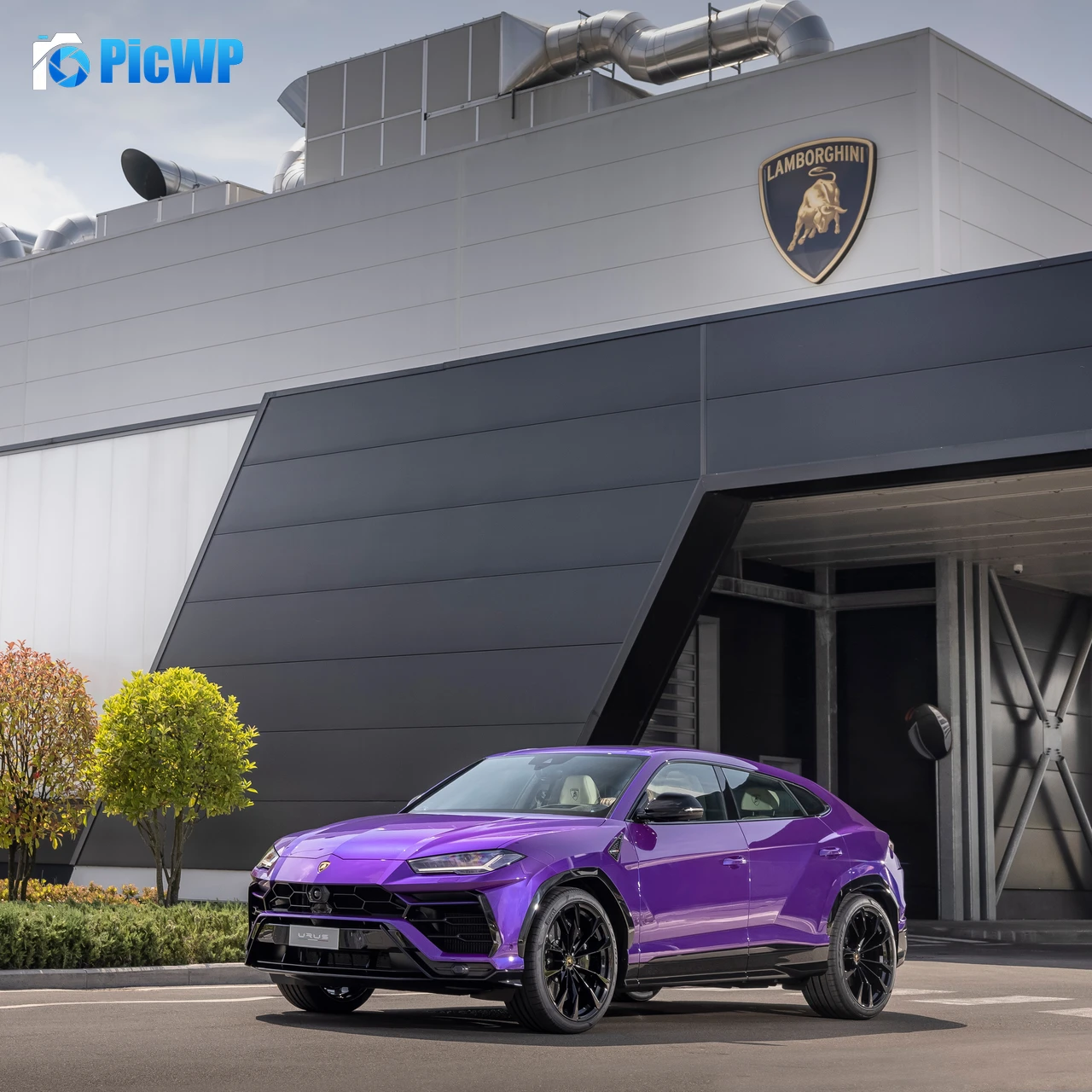 Lamborghini Urus iPad 4K Fold Wallpaper