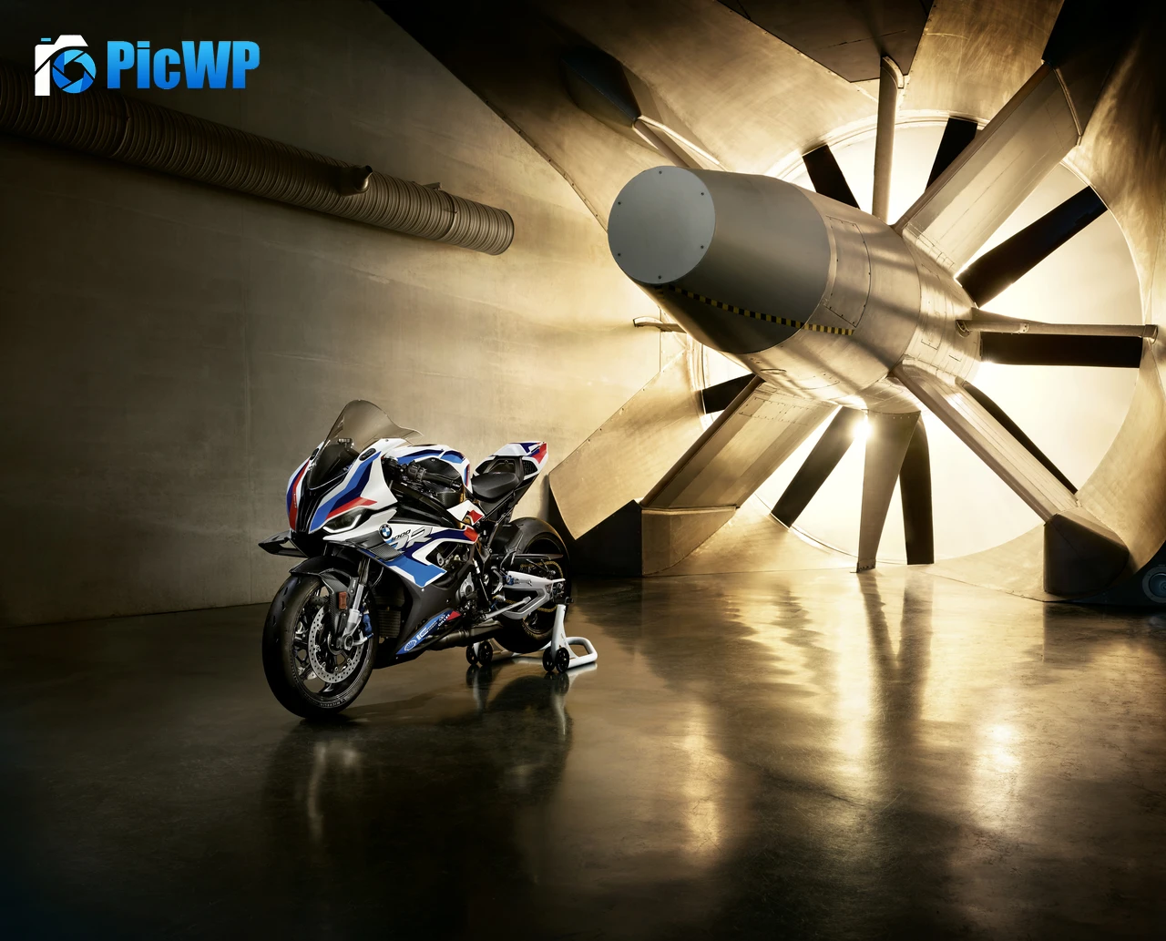 BMW M 1000 RR 8K PC Wallpaper