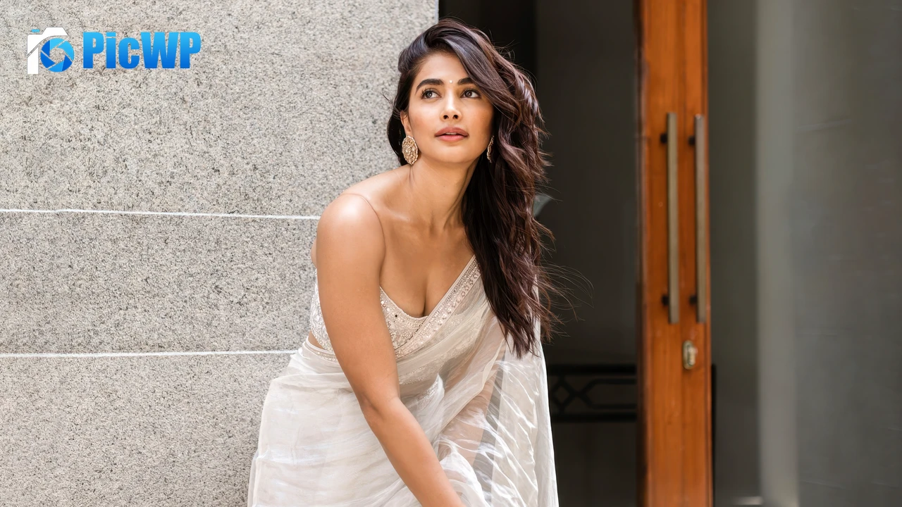 Pooja Hegde White saree 6K PC Wallpaper