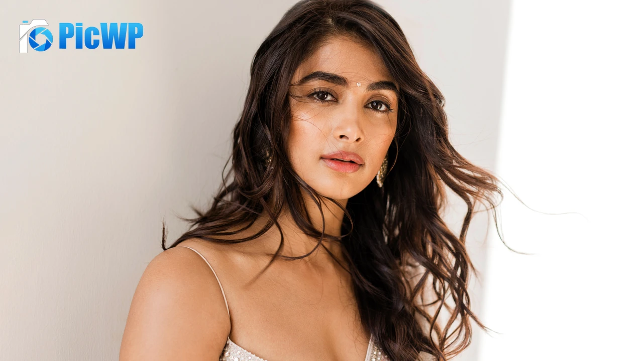 Beautiful actress Pooja Hegde 8K PC Wallpaper