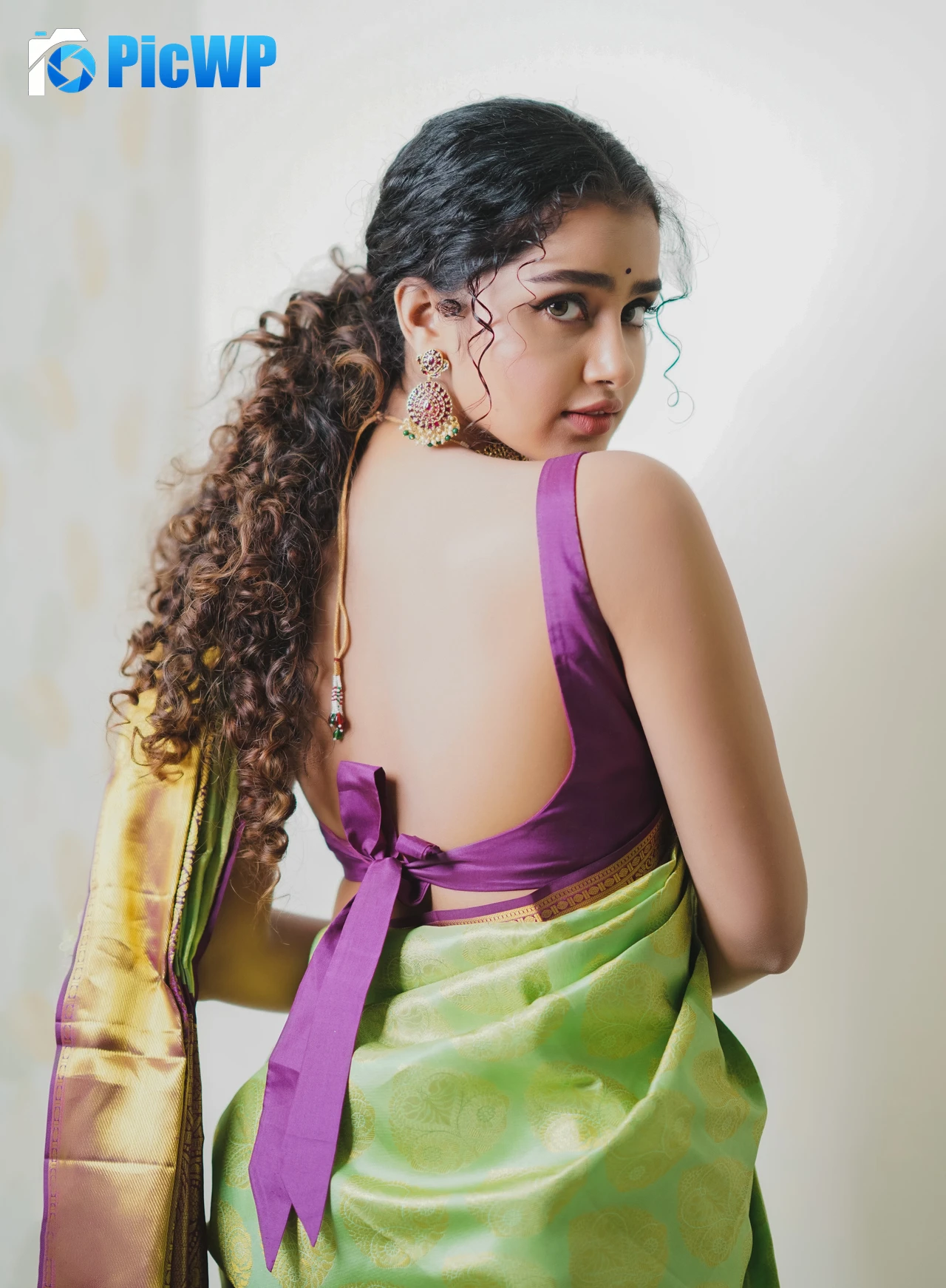 Anupama Parameswaran iPhone 7K Mobile Wallpaper