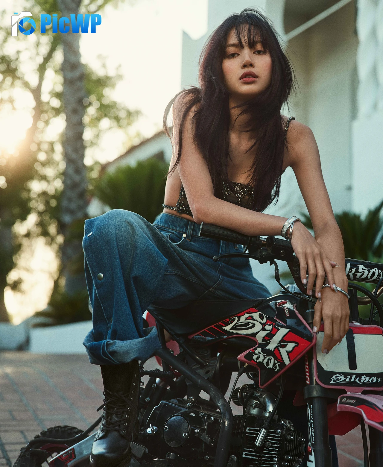 Lisa Outdoor 9K Mobile Wallpaper