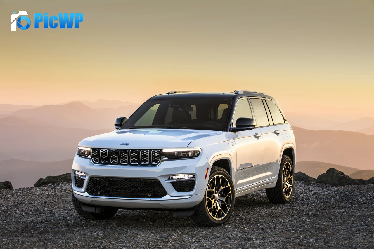 Jeep Grand Cherokee Summit 2022 4K PC Wallpaper