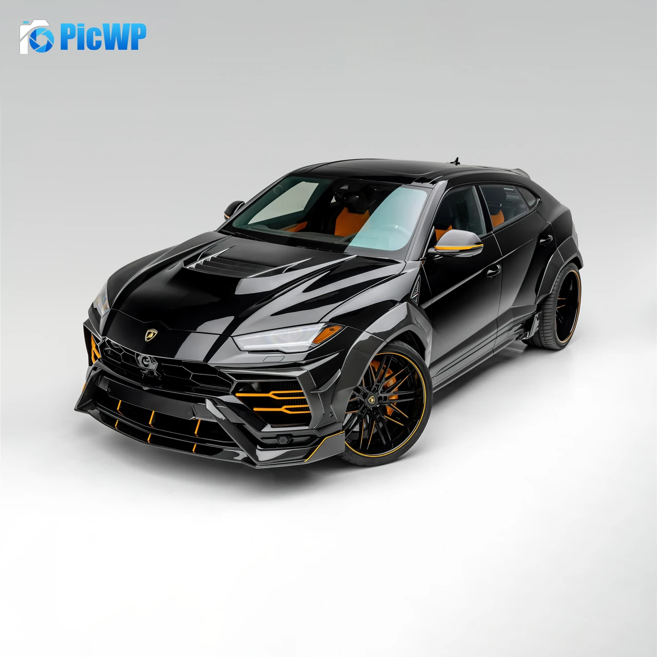 Lamborghini Urus Black Edition 4K Fold Wallpaper