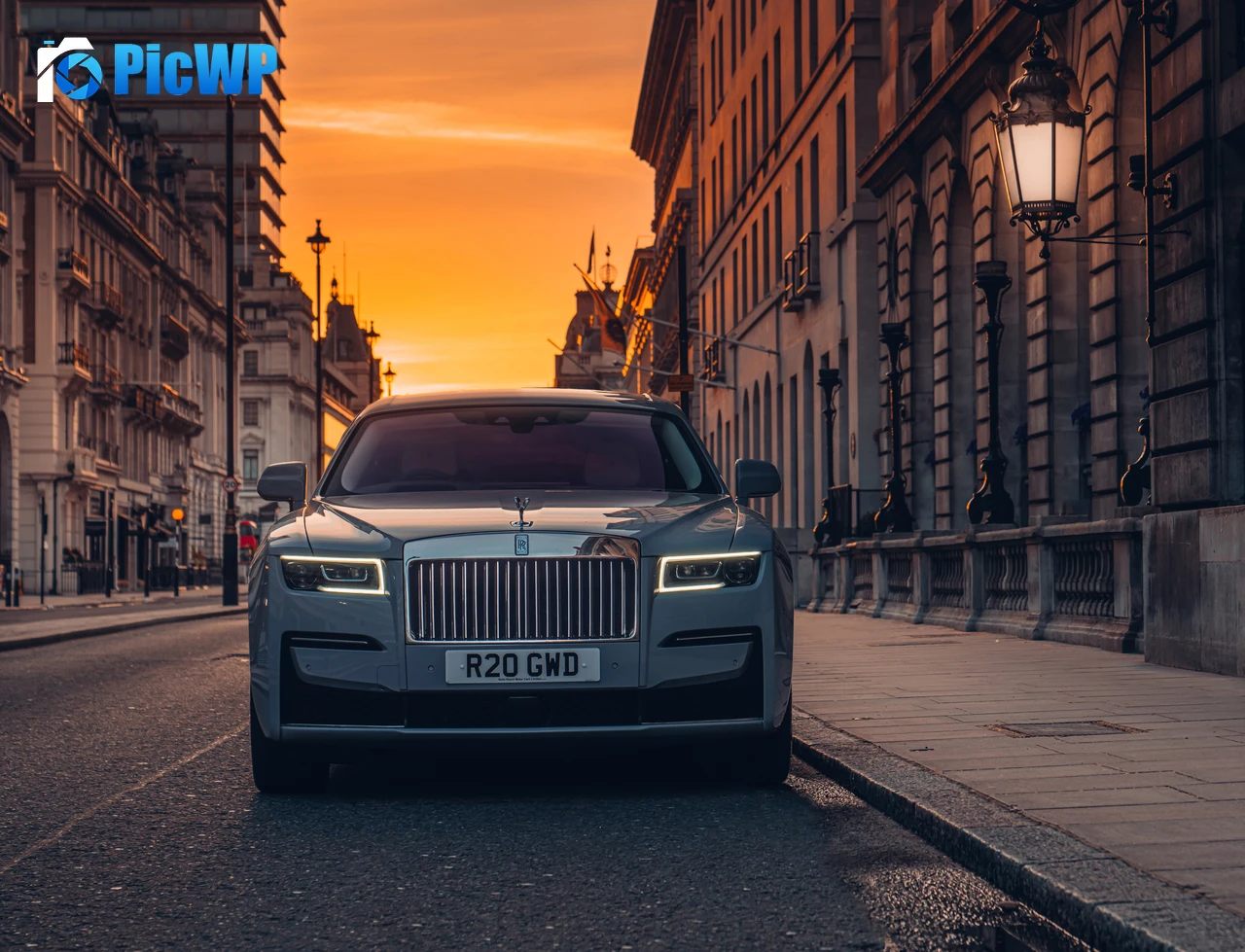 Rolls-Royce Ghost 2021 8K PC Wallpaper