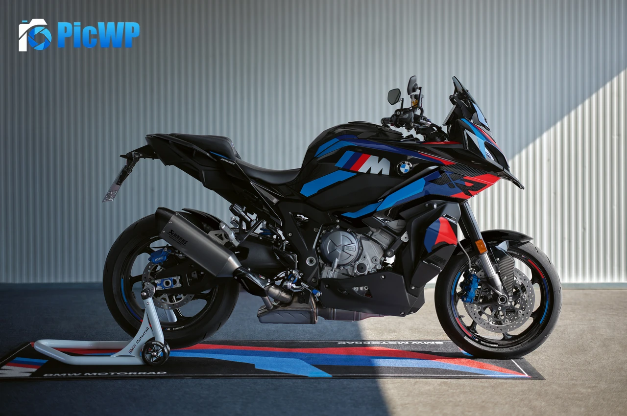 BMW M 1000 XR M Package 8K PC Wallpaper