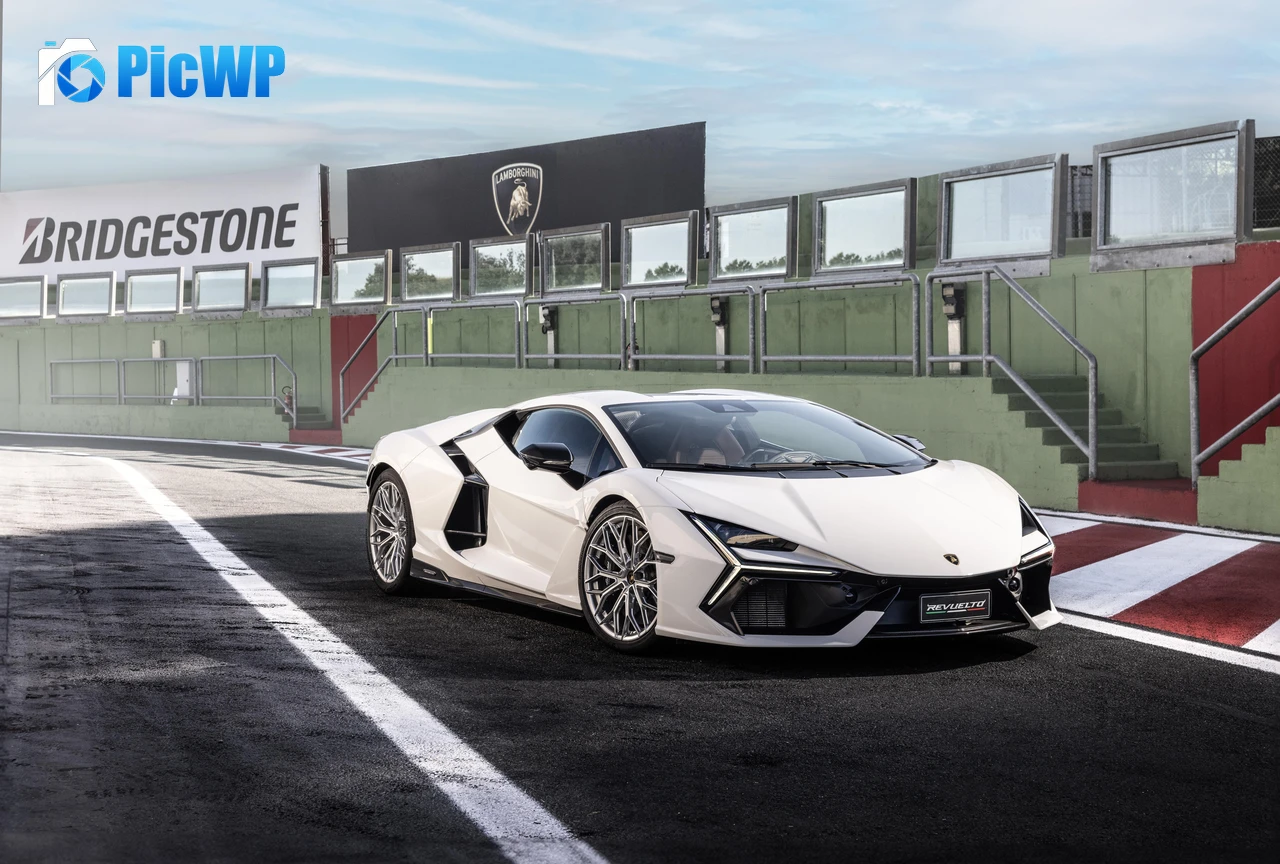 Lamborghini Revuelto Super Sports Cars 7K PC Wallpaper