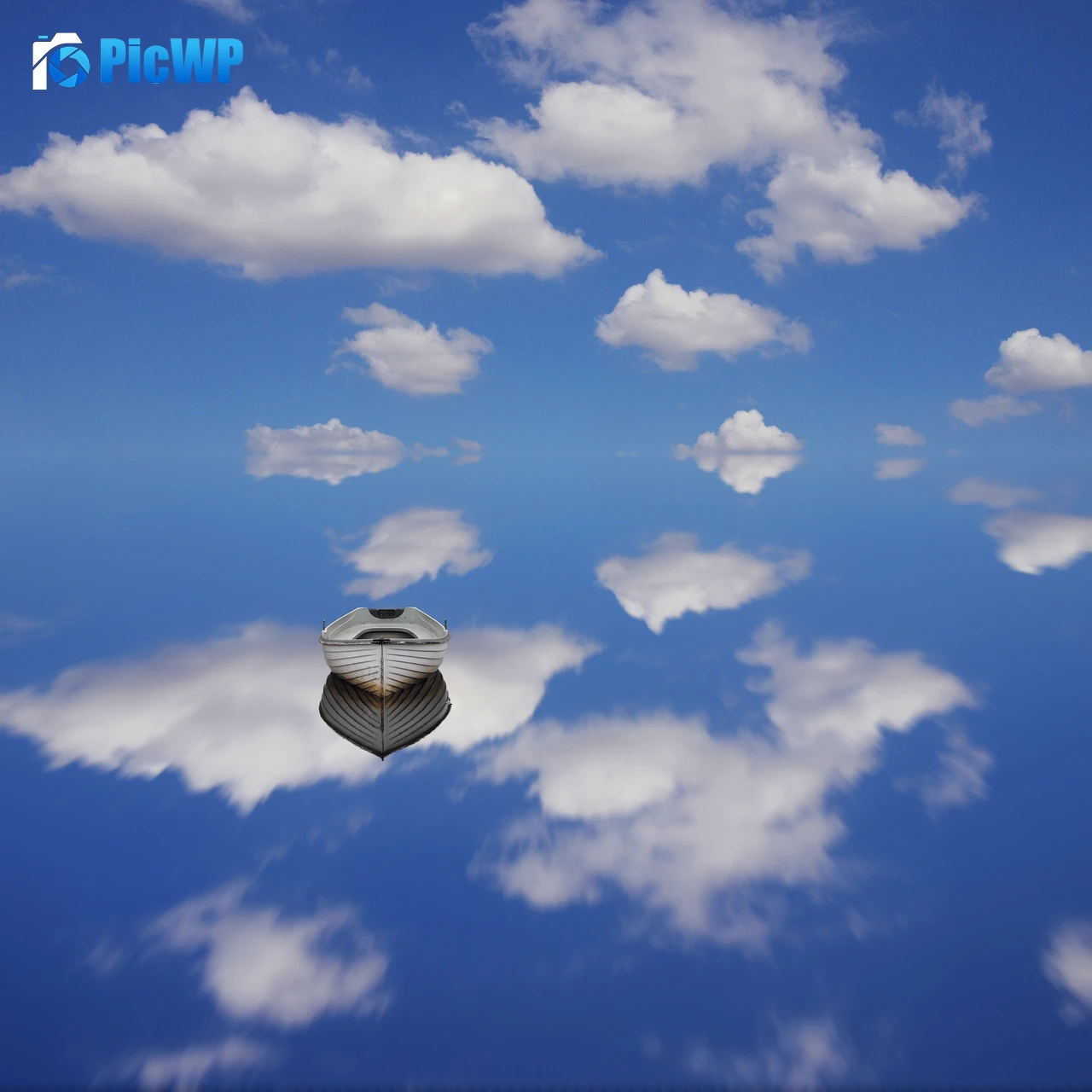 Blue sky Reflection 4K Fold Wallpaper