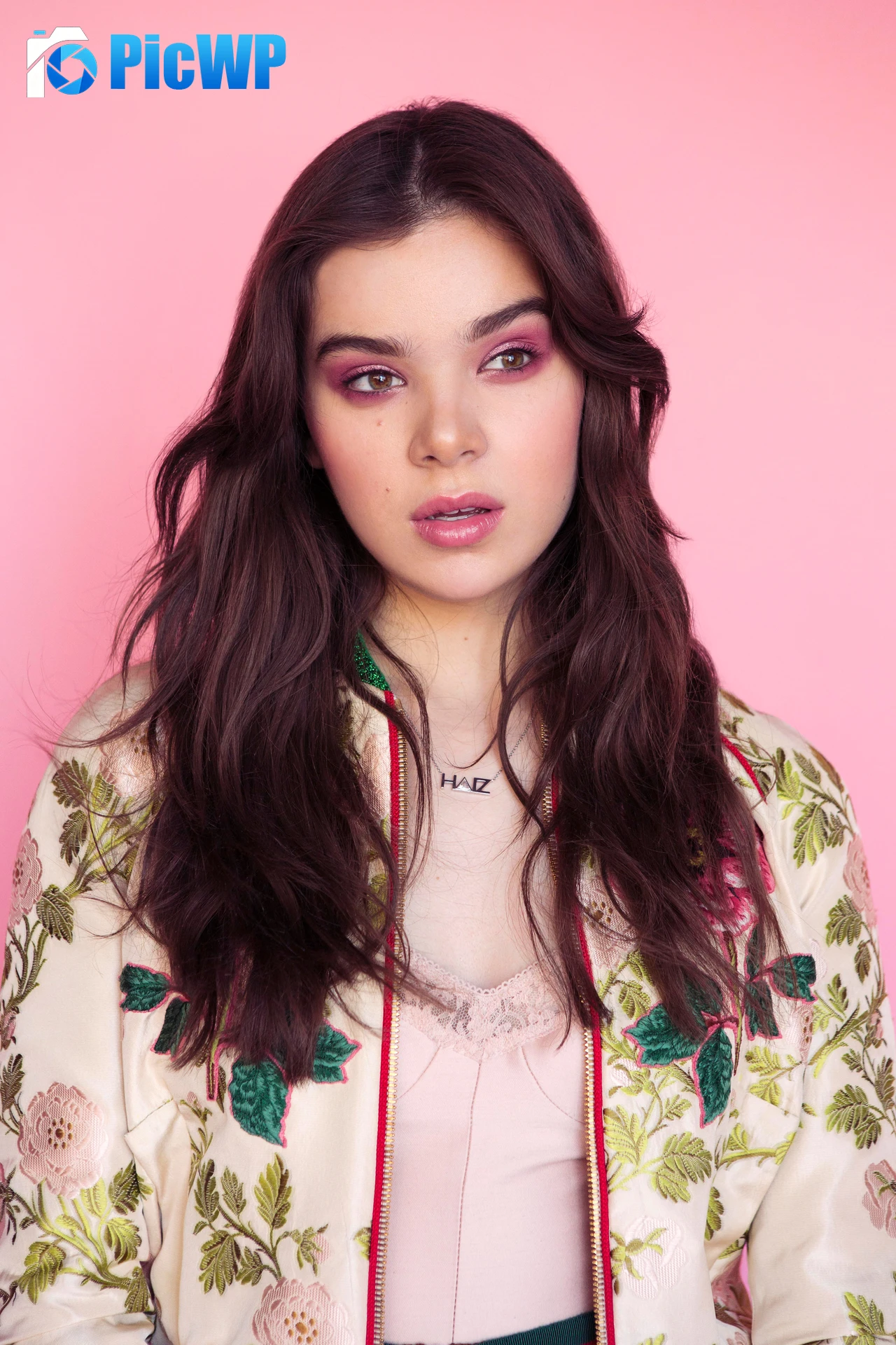 Hailee Steinfeld Pastel pink 6K Mobile Wallpaper