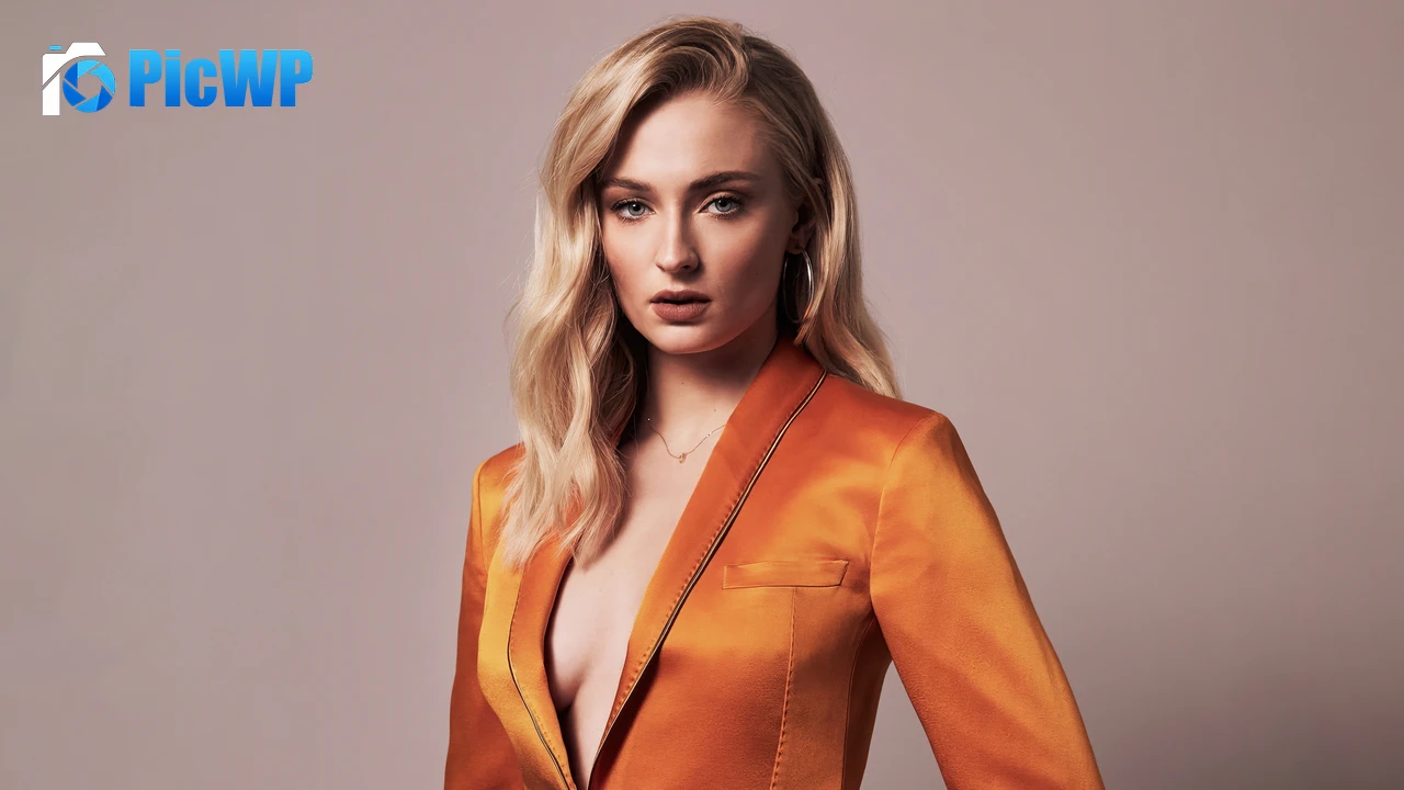 Sophie Turner 6K PC Wallpaper