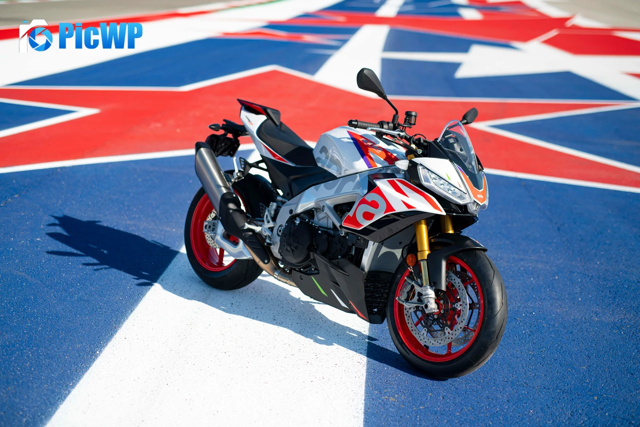 Aprilia Tuono V4 Factory Limited edition 8K PC Wallpaper