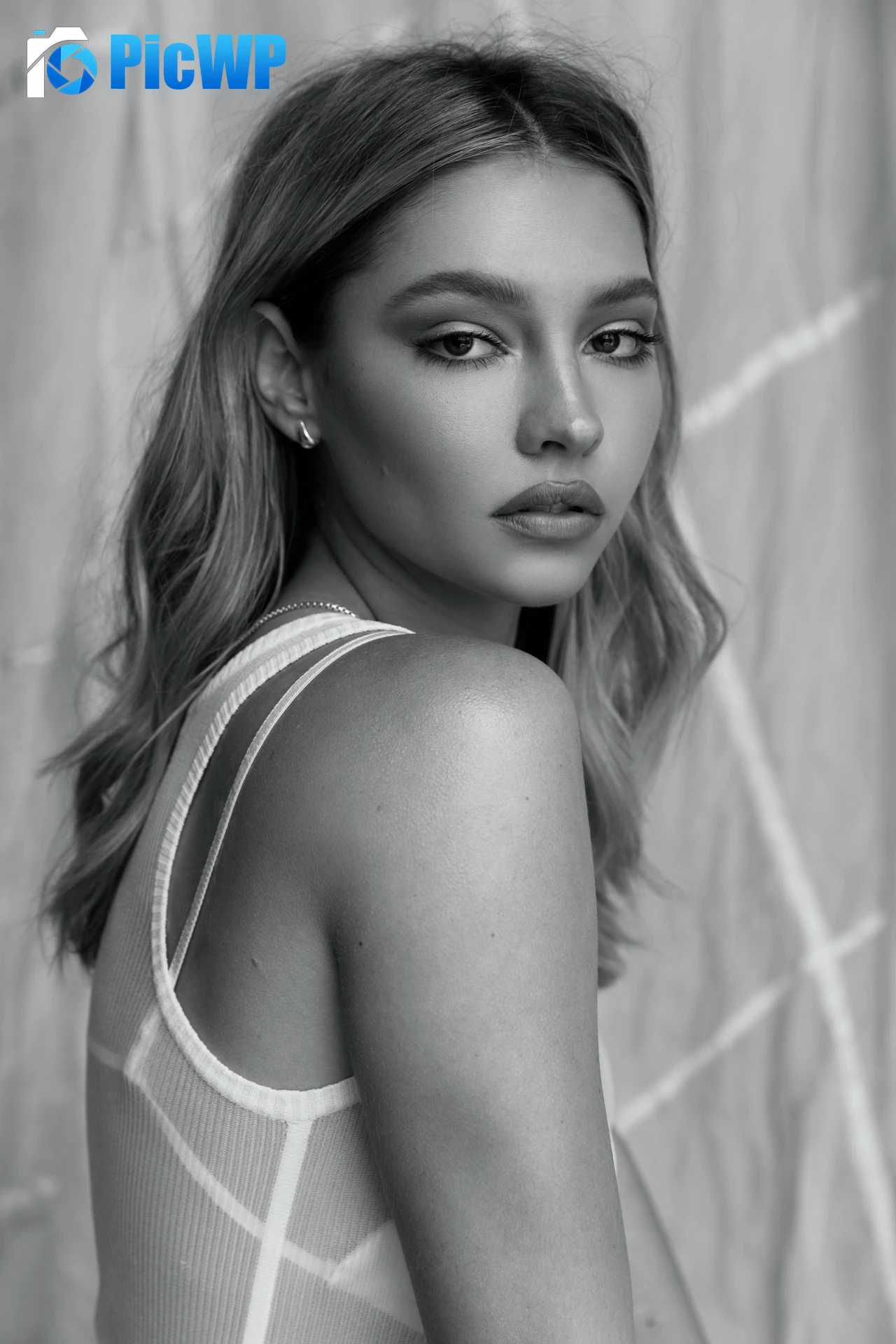 Madelyn Cline Monochrome 6K Mobile Wallpaper