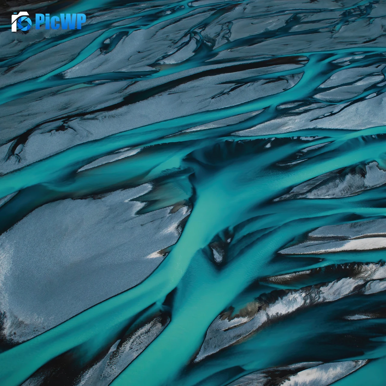 Braided river Aerial view 4K Fold Wallpaper