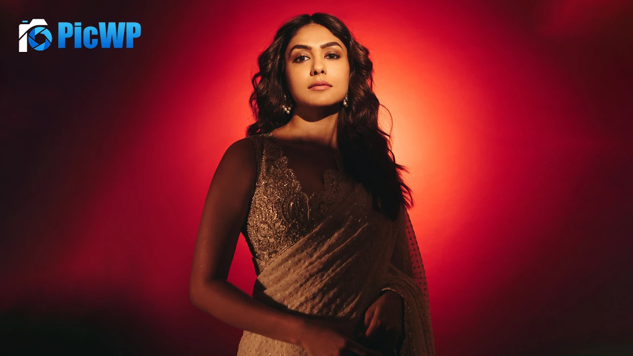 Mrunal Thakur Saree 6K PC Wallpaper