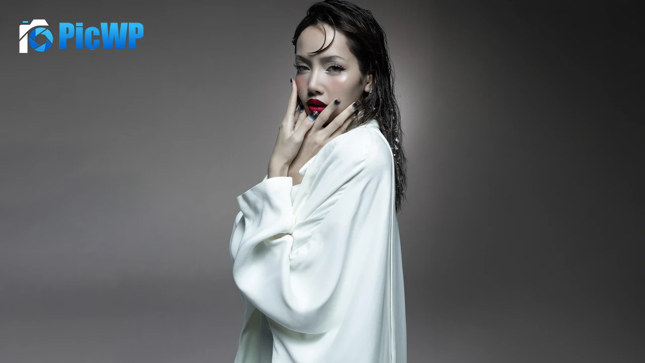 Lisa Grey background 6K PC Wallpaper